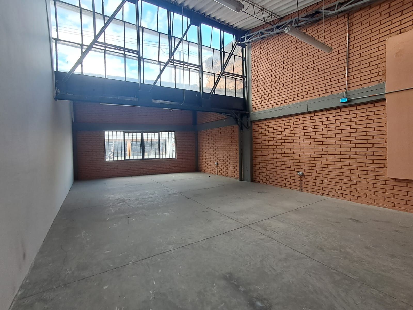 Local comercial en avenida principal